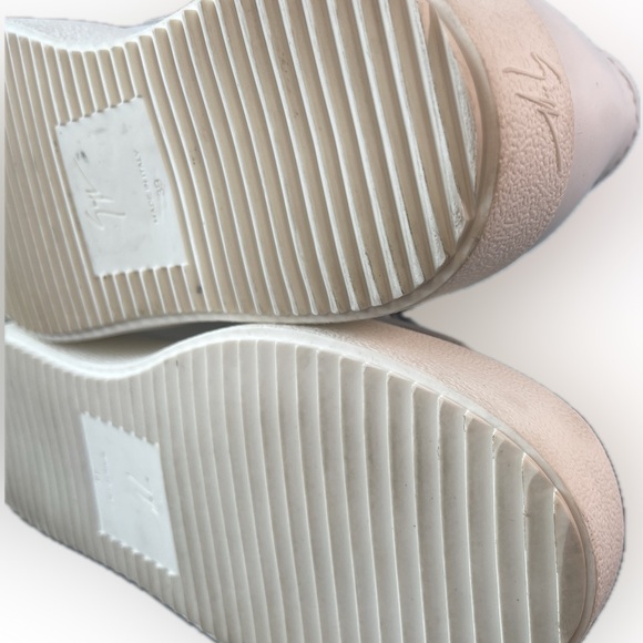 Giuseppe Zanotti leather slip on w/ curb chain & fringe. Women US 8 EUR 39 - Picture 9 of 10